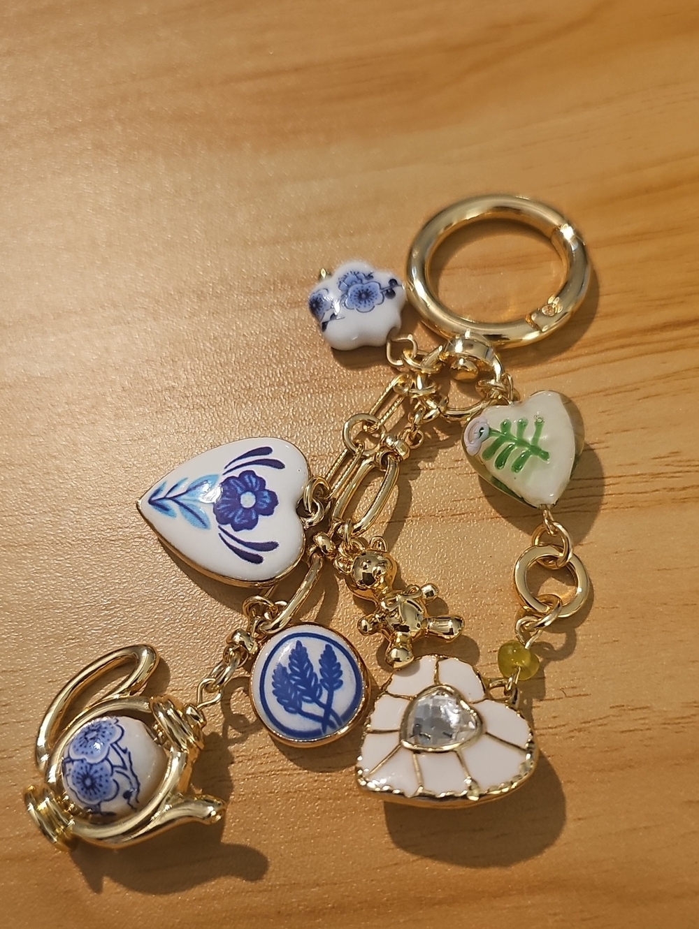 Piper K Gold-tone Ceramic Floral Charm Keychain - Blue & White Hearts - Picture 4 of 4